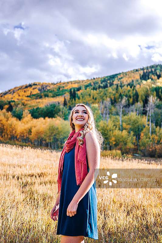 科罗拉多州大梅萨国家森林公园的快乐白人女性肖像图片素材