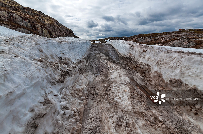 通往巴伦支海道路上的积雪图片素材