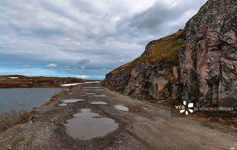 北部地区被洪水淹没的崎岖道路图片素材