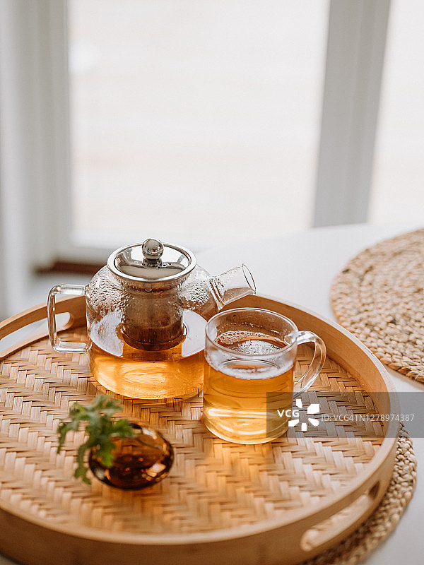 茶道：玻璃杯与茶壶中的现泡茶图片素材