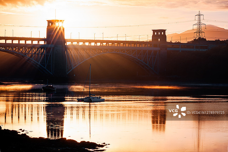 威尔士安格尔西梅奈海峡不列颠尼亚桥日出图片素材