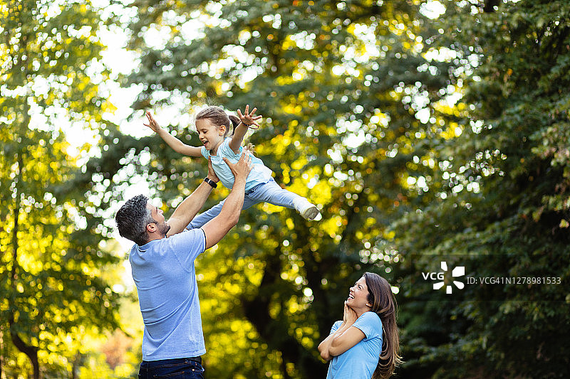 在公园里玩耍的家庭图片素材