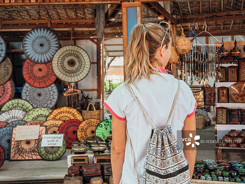在蒲甘参观市场的女人图片素材