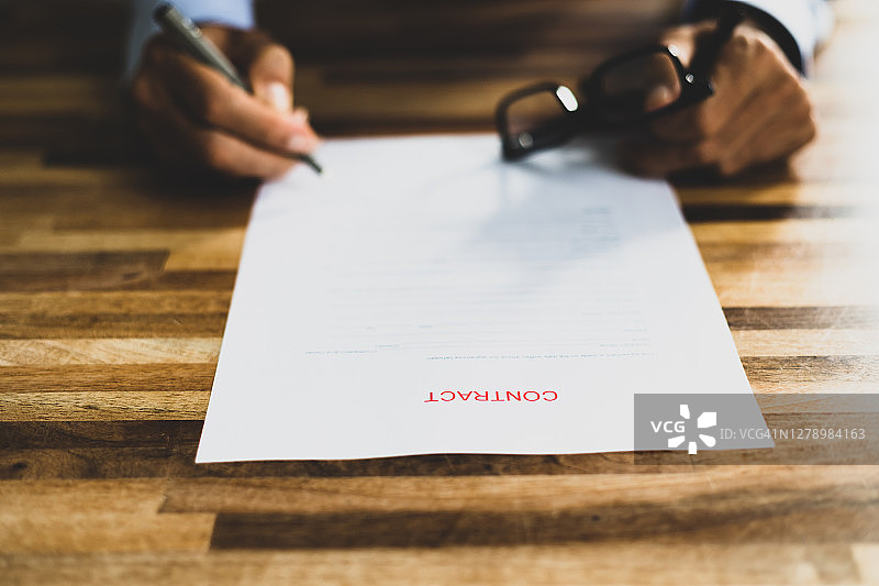 在桌子上签署合同的裁切图图片素材
