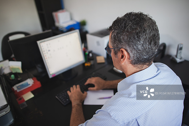 办公室里的商人图片素材