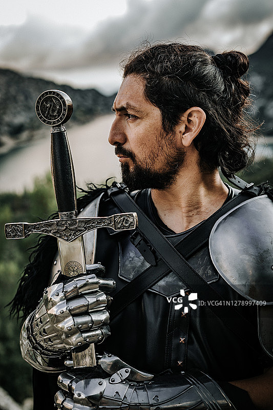 手持剑的黑人中世纪骑士肖像图片素材