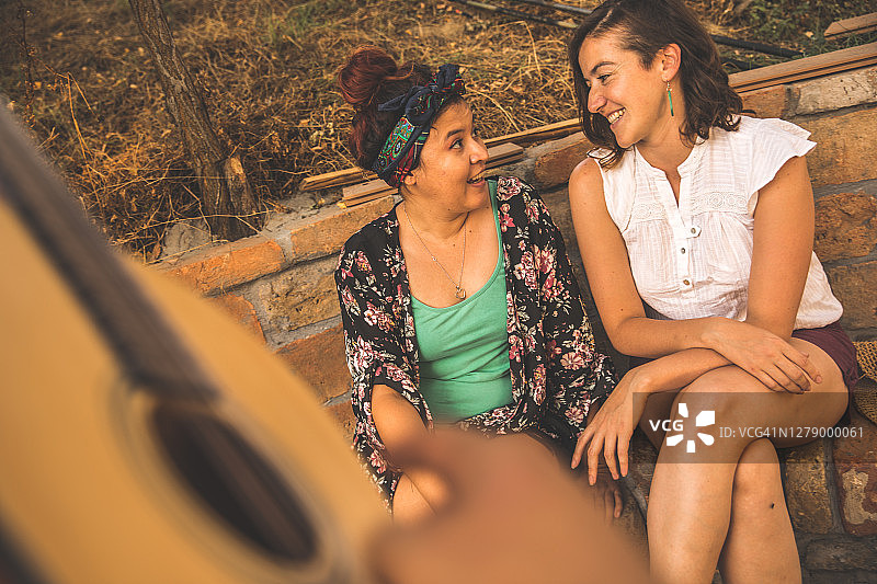 享受音乐的女性朋友图片素材