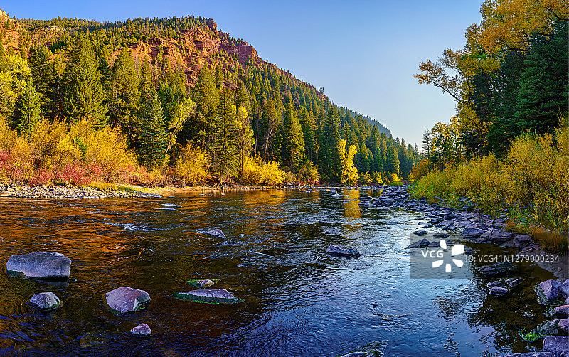雄鹰河秋季风景图片素材