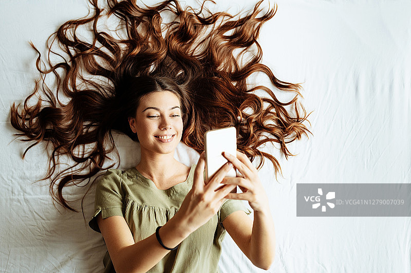 千禧一代在家与朋友和家人聊天图片素材