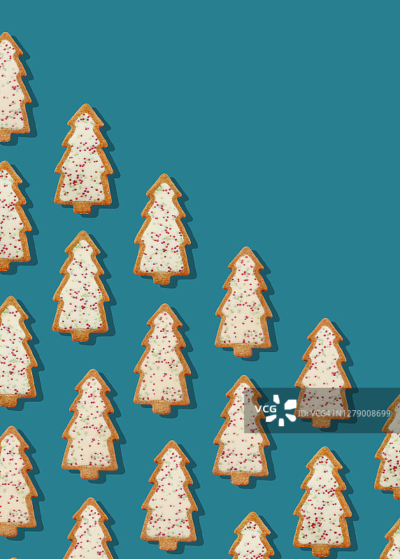 带有糖霜和糖屑的烤圣诞树饼干图片素材