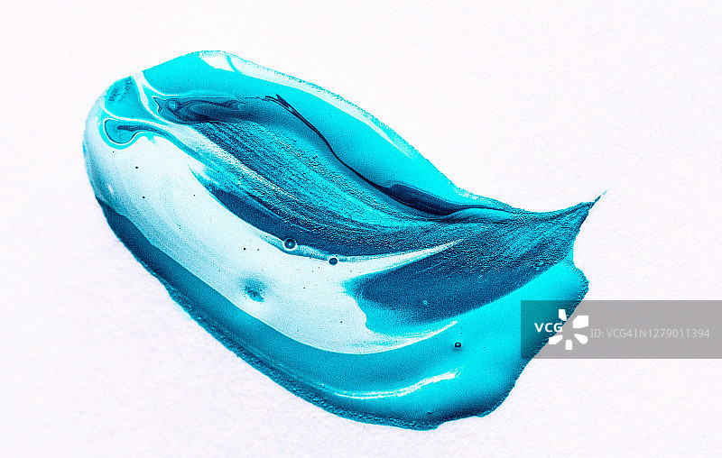 白色背景上的蓝色抽象笔触。彩色水彩笔触图片素材