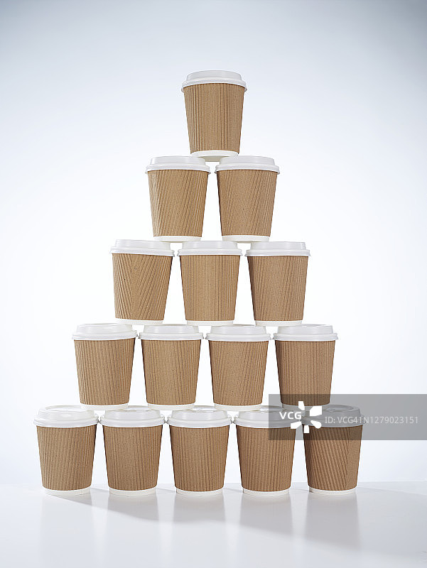 白色背景上的一次性咖啡杯金字塔图片素材