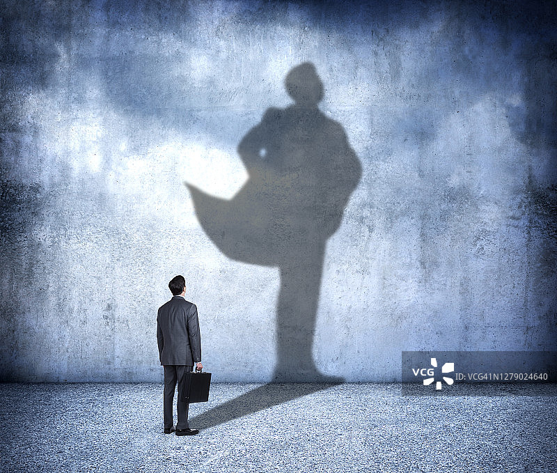 披着英雄斗篷的人的影子图片素材