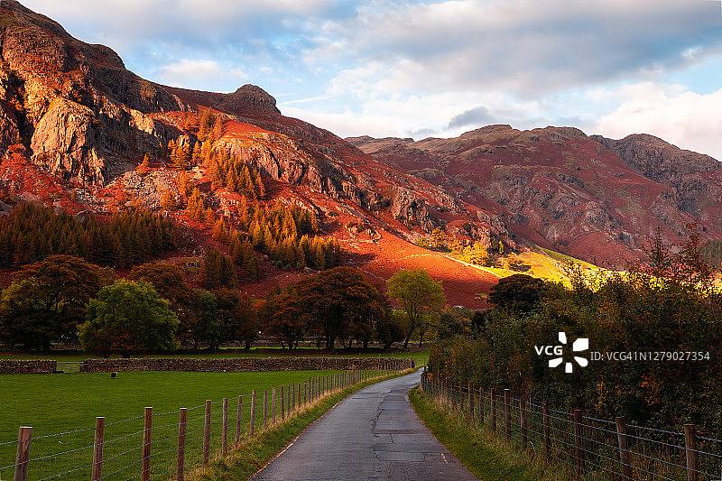 英国坎布里亚郡安布尔赛德湖区格兰德朗代尔的辉光图片素材