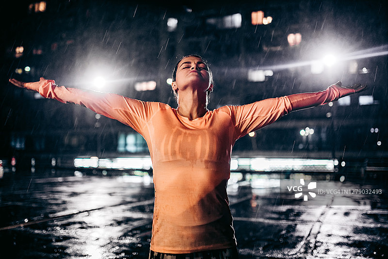 享受夏日雨图片素材
