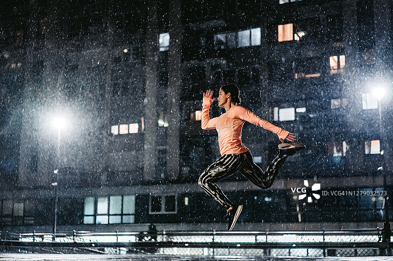 在雨中跳跃图片素材