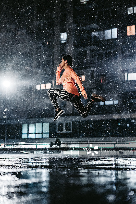 在雨中跳跃图片素材