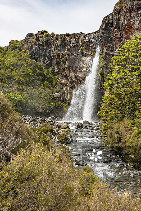 新西兰塔拉纳基瀑布的多云天气图片素材