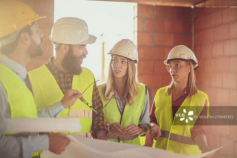 工人月度体检图片素材