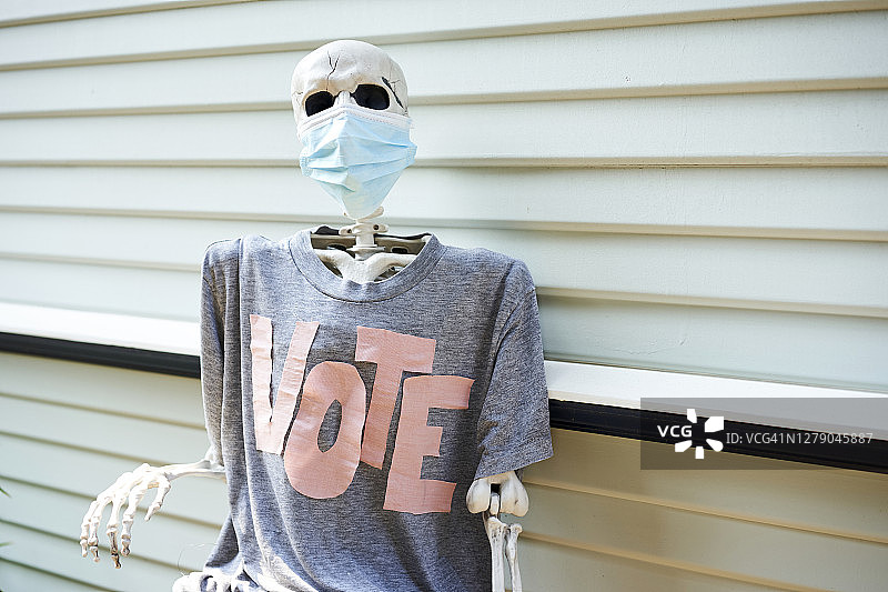 万圣节骷髅躯干灰色投票T恤及防护面罩图片素材