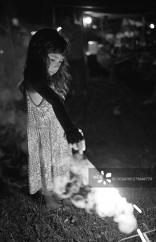 欧亚小女孩夜晚玩烟花图片素材