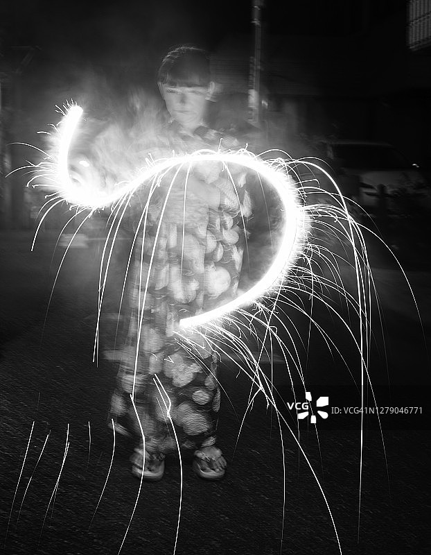 夜晚玩烟花的小女孩图片素材