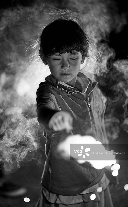 玩烟花的欧亚女孩图片素材