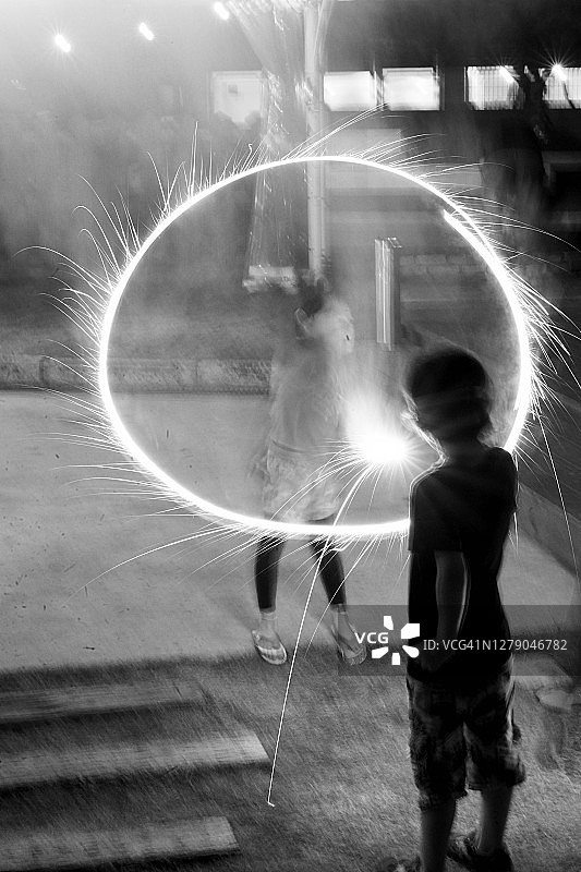 夜晚玩烟花的小欧亚女孩 - 3图片素材