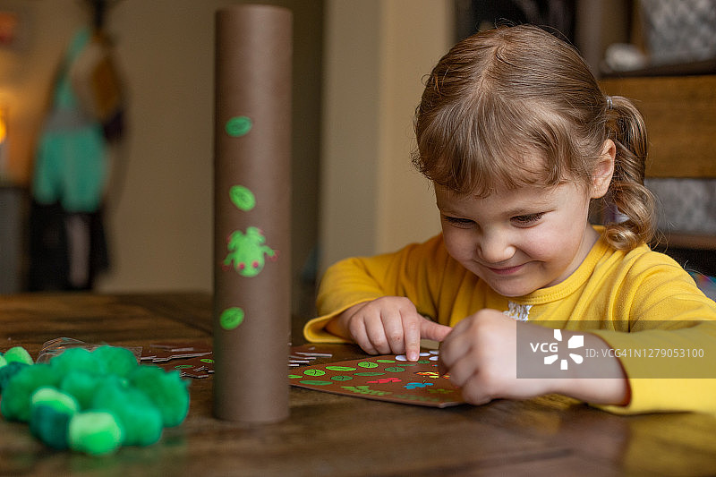 女孩制作工艺品图片素材