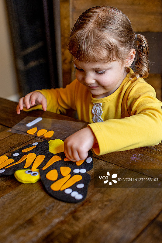 女孩制作工艺品图片素材