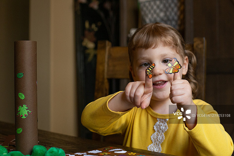 女孩制作工艺品图片素材