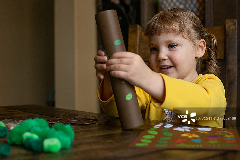 女孩制作工艺品图片素材