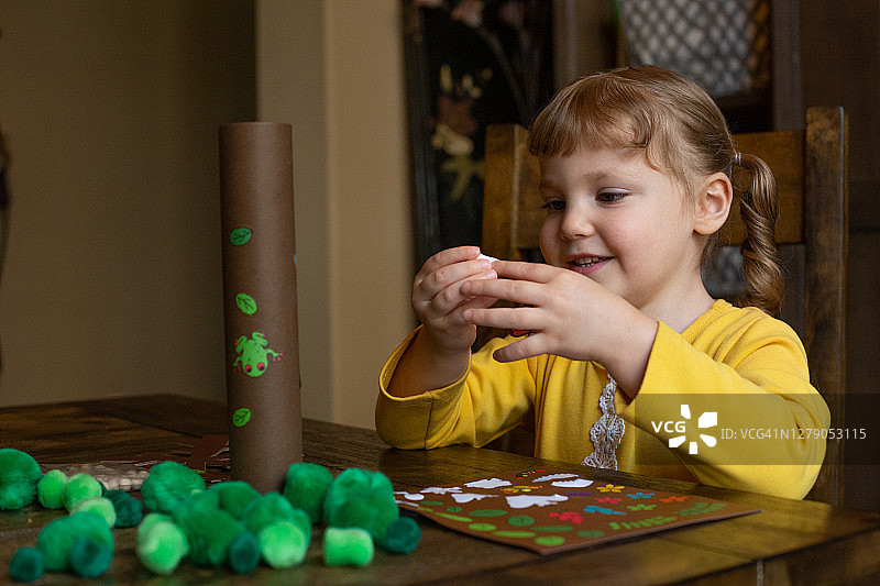 女孩制作工艺品图片素材