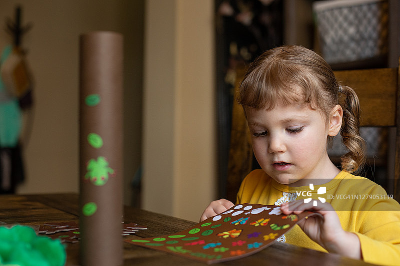 女孩制作工艺品图片素材