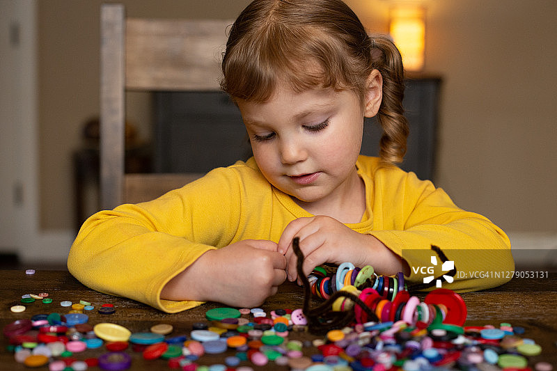 带着纽扣的女孩图片素材