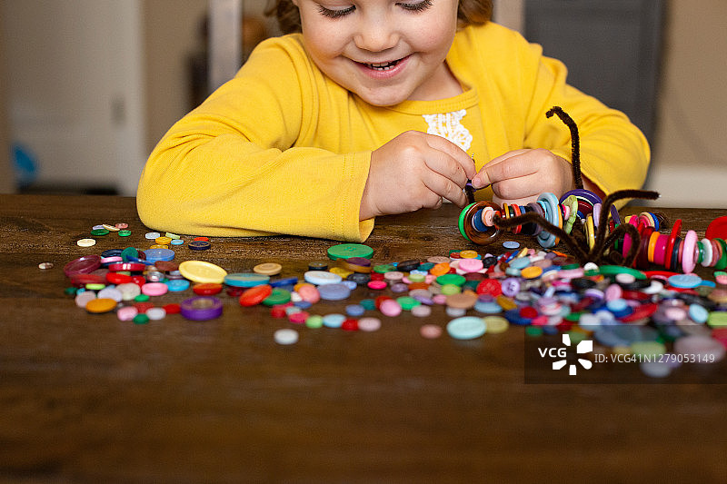 带着纽扣的女孩图片素材