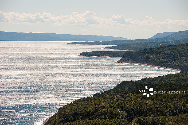阳光照耀着加拿大新斯科舍省英戈尼什附近的布雷顿角海岸图片素材