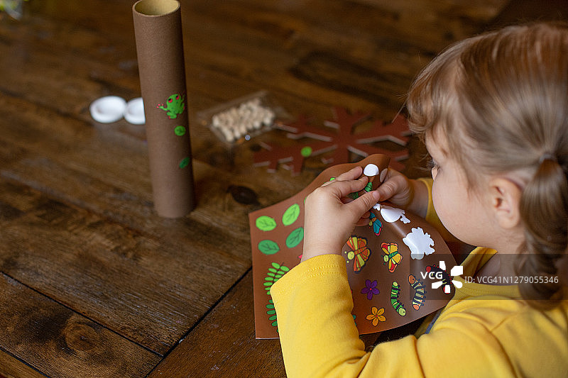 女孩制作工艺品图片素材