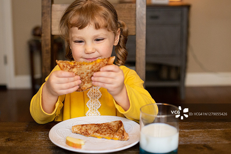 女孩吃三明治图片素材