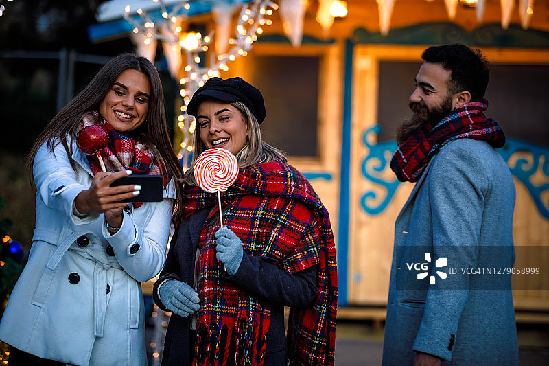 两个可爱女孩准备被偷拍图片素材