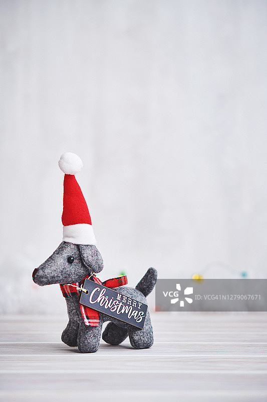 圣诞节背景与灰色毛毡小狗和圣诞快乐标志图片素材