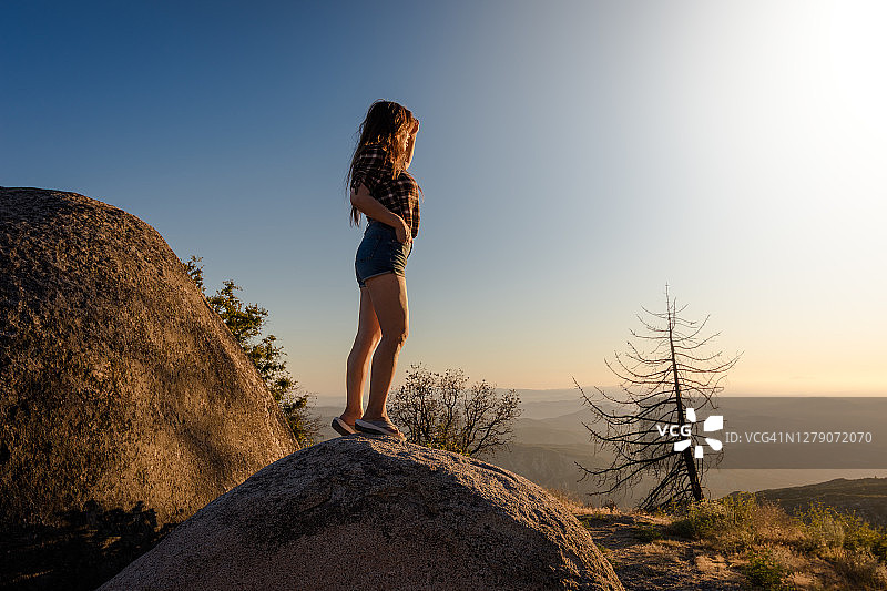 在加利福尼亚州伊迪尔wild的顶峰欣赏日落的女人图片素材