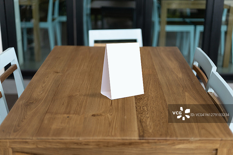 菜单展示牌样机模糊背景图片素材