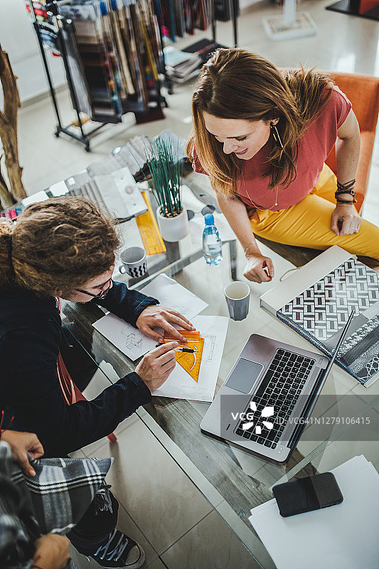年轻设计师在办公室合作图片素材