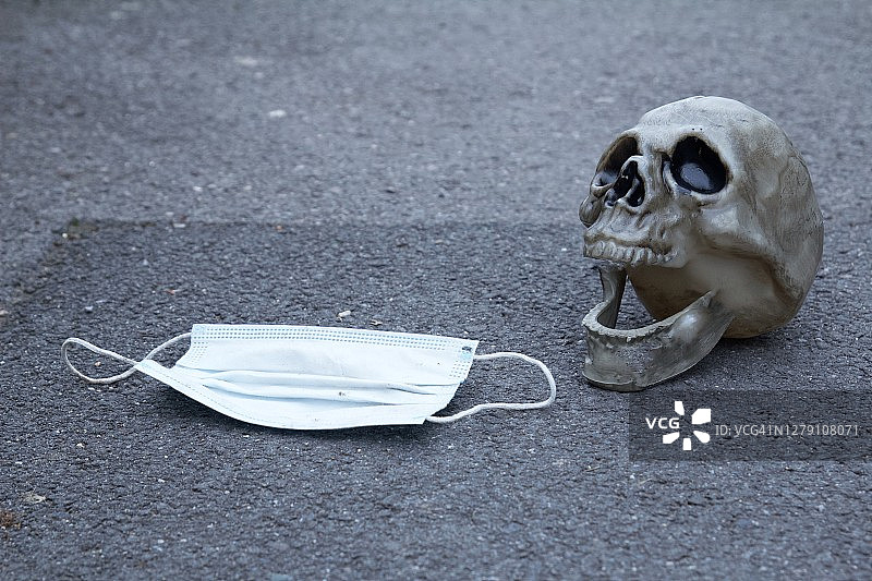 骷髅旁的医用口罩图片素材