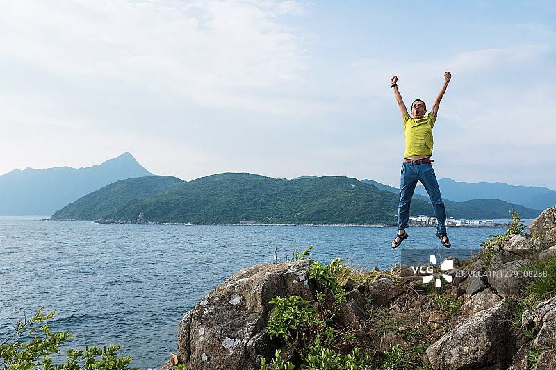 年轻男子在海边玩耍的肖像图片素材