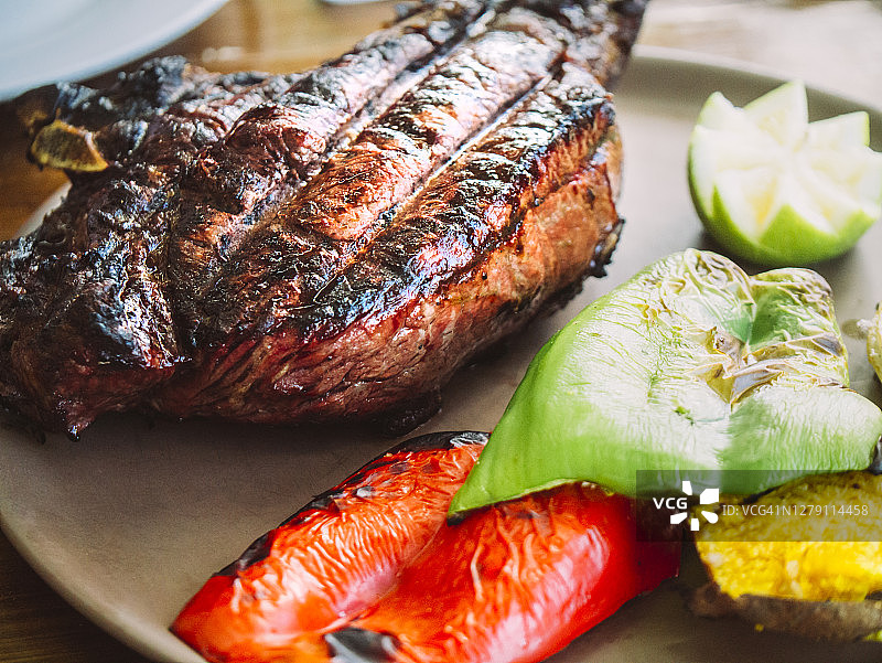 烤大牛排配蔬菜图片素材