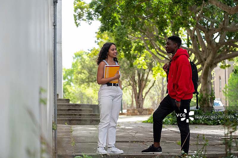 学生们的课间闲聊图片素材