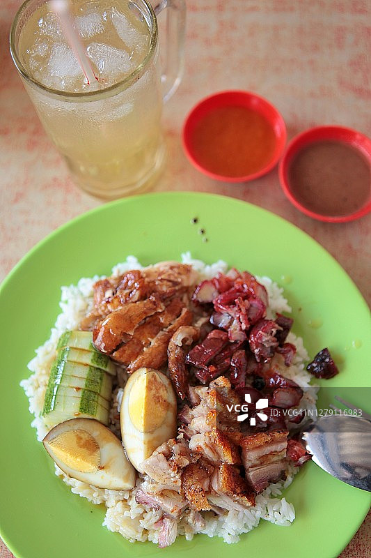 即食鸡肉饭俯视图：传统中式餐点配鲜榨冰镇青柠汁和辣椒酱图片素材