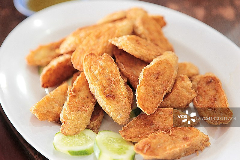 盘中即食炸虾饼俯视图图片素材